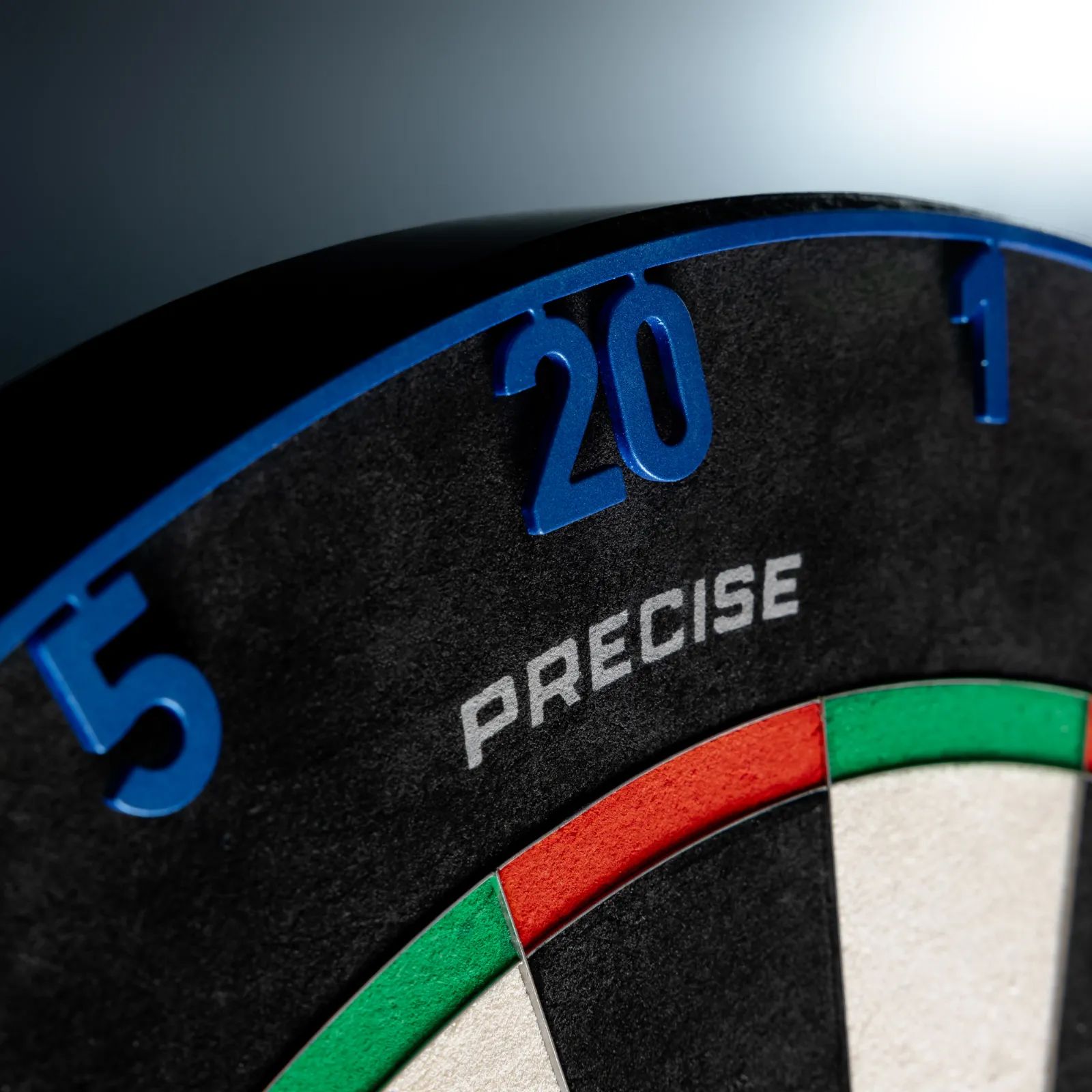 Cible de fléchettes Precise 180 Endorphine en acier avec anneau numéroté - Bleu arctique Das Precise 180 Endorphine Steeldartboard mit Nummernring - Arctic Blue ist hier dargestellt. Die Dartscheibe besticht durch ihre blaue Optik und hochwertige Verarbeitung.