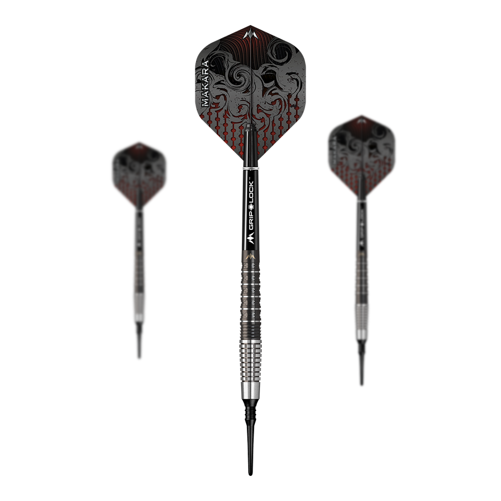 Fléchettes souples Mission Makara M2 - 20 g Auf dem Bild sind drei Mission Makara M2 Softdarts mit einem Gewicht von 20g zu sehen. Die Darts haben schwarze Flights mit einem dekorativen Muster und silber-schwarze Griffe.