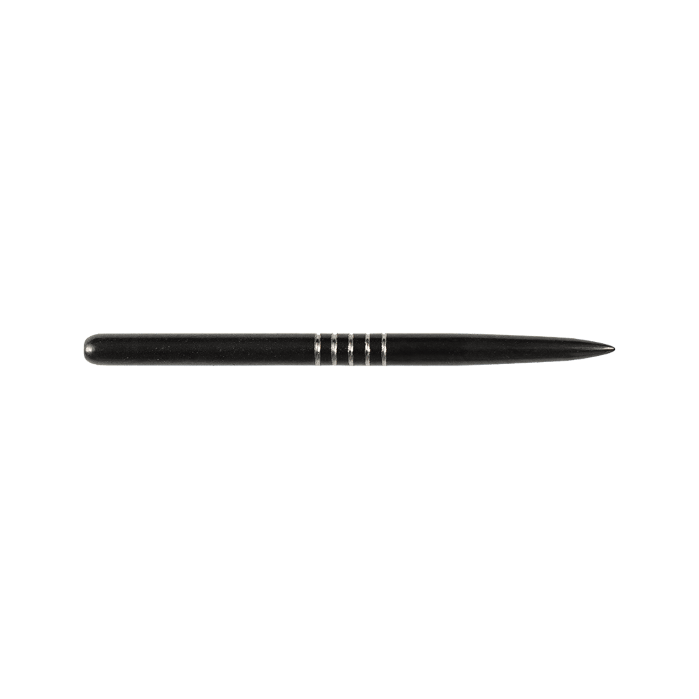 57747_Bulls_GP2_Steeldartspitzen_Schwarz_38mm_2 Das Bild zeigt eine schwarze Steeldartspitze des Produkts "Bulls GP2 Steeldartspitzen Schwarz". Die Spitze hat mehrere silberne Rillen in der Mitte zur besseren Griffigkeit.
