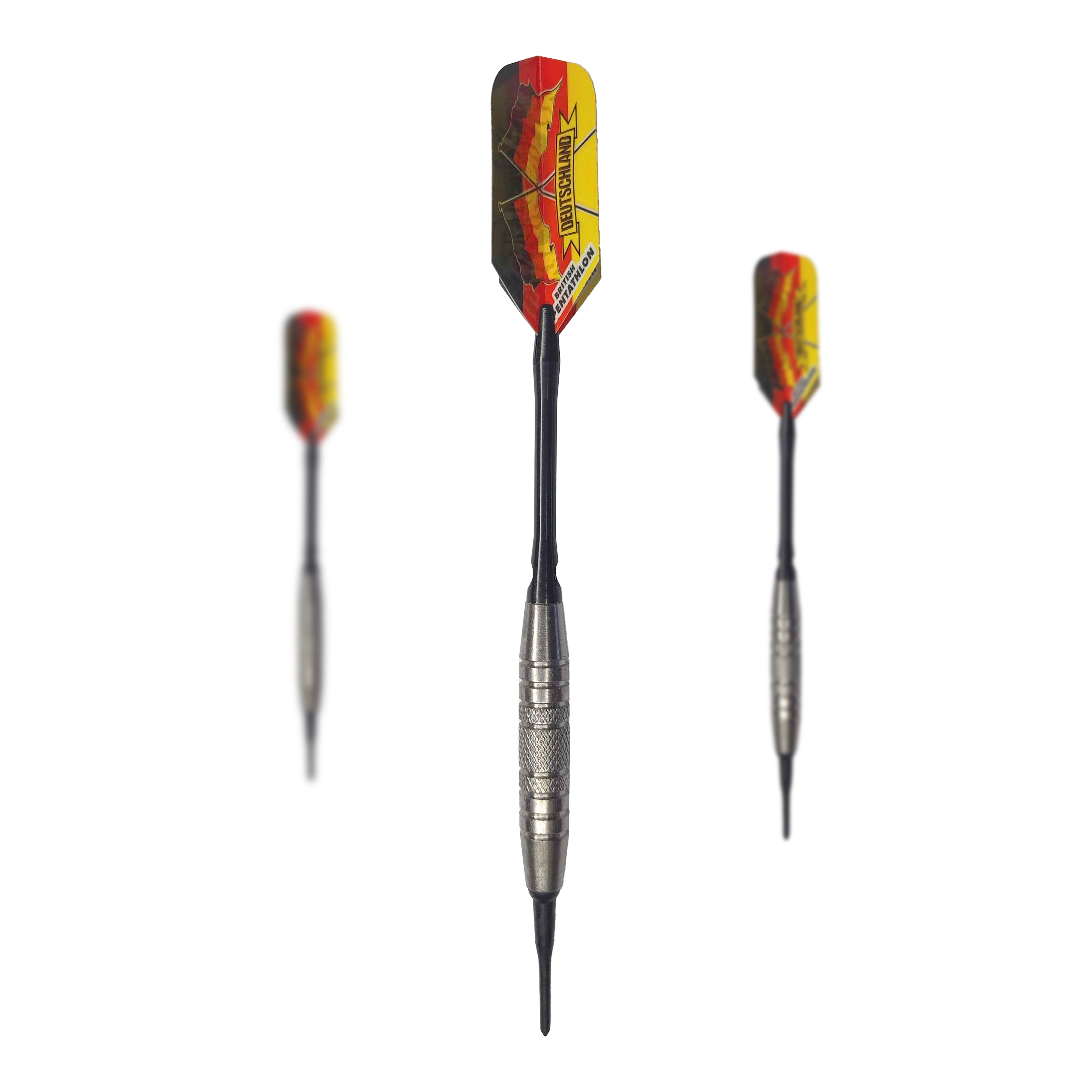 Fléchettes souples McDart 85 Tungstène V6 - 16 g Das Bild zeigt drei Softdarts des Modells "McDart 85er Tungsten V6" mit einem Gewicht von 16g. Die Darts haben silberne Barrels und bunte Flights in Rot-Gelb-Schwarz.