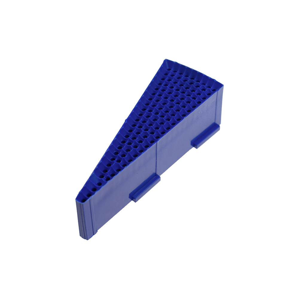 LW2_L-wen_Dart_Ersatzfeld_Single_Innen_Blau_1_Originalteil Das Bild zeigt ein blaues Ersatzfeld für eine Löwen Dart-Scheibe. Das Feld ist dreieckig und hat viele kleine Löcher für die Dartspitzen.