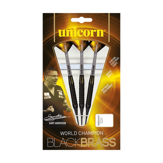 23662_Unicorn_Gary_Anderson_Black_Brass_Softdarts_3 Das Bild zeigt die "Unicorn Gary Anderson Black Brass Softdarts - 18g" in ihrer Verpackung. Die Verpackung ist schwarz-gold und enthält drei Darts sowie das Bild eines Spielers.