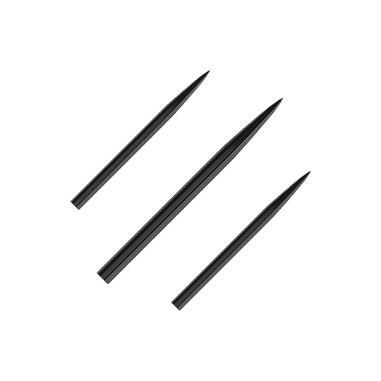 Auf dem Bild sind drei schwarze Stahlspitzen für Darts zu sehen. Sie sind in einer diagonalen Linie angeordnet und haben eine spitze Form.