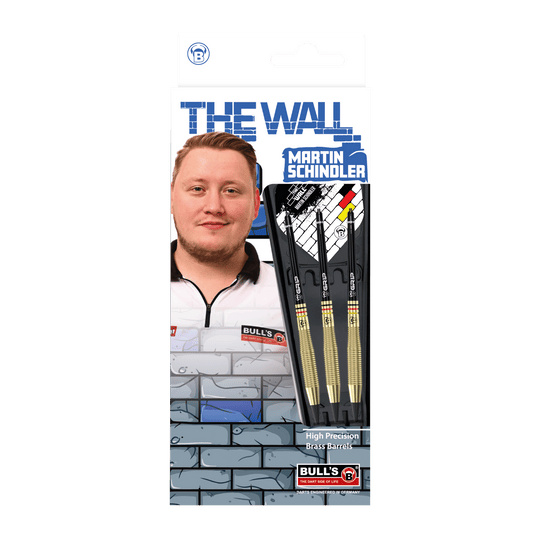 Fléchettes en laiton Bulls Martin Schindler The Wall - 18 g Das Bild zeigt die Verpackung der "Bulls Martin Schindler The Wall Brass Softdarts - 18g". Auf der Verpackung ist ein Foto von Martin Schindler sowie drei Softdarts mit Messing-Barrels abgebildet.