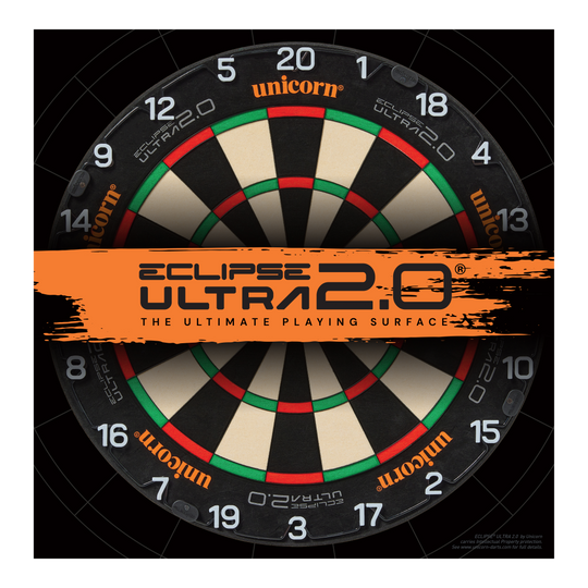 Cible de fléchettes en acier Unicorn Eclipse Ultra 2.0 Das Bild zeigt eine Unicorn Eclipse Ultra 2.0 Steeldartboard. In der Mitte ist ein orangefarbener Streifen mit dem Schriftzug "Eclipse Ultra 2.0 – The Ultimate Playing Surface".