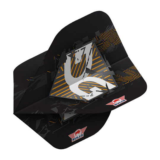 BU50920_BullsNL_Player_100_Martijn_Kleermaker_90_No2_Standard_Flights_2 Das Bild zeigt die Bulls NL Player 100 Martijn Kleermaker 90 No2 Standard Flights. Die Dart-Flights sind schwarz mit gelben und weißen grafischen Elementen und dem Bulls-Logo darauf.