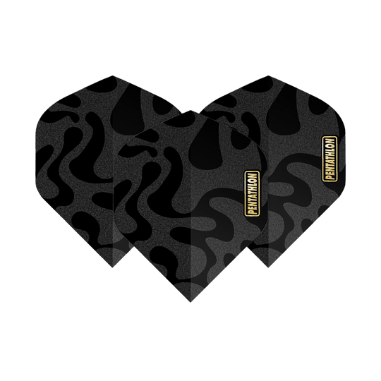Vols de pentathlon RT Camo Das Bild zeigt drei Pentathlon RT Camo No2 Standard Flights für Darts. Sie haben ein schwarzes Camouflage-Muster und das Pentathlon-Logo in Gelb.