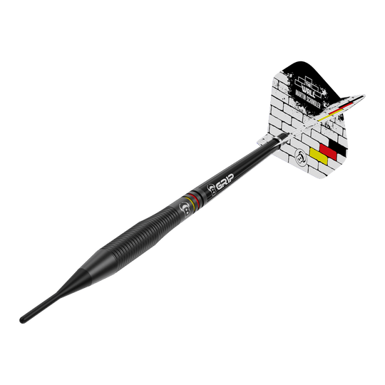 Fléchettes en laiton noir Bulls Martin Schindler The Wall - 18 g Das Bild zeigt den Softdart "Bulls Martin Schindler The Wall Black Brass" mit einem Gewicht von 18g. Der Dart ist schwarz und hat am Flight ein Mauer-Design mit den Farben der deutschen Flagge.