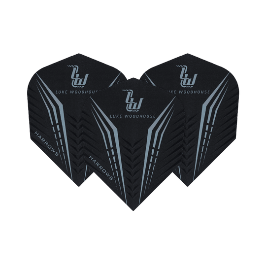 Das Bild zeigt drei Sätze der Harrows Prime Luke Woodhouse Standard Flights für Darts. Sie sind schwarz mit silbernen Linien und dem Namen "Luke Woodhouse" darauf.