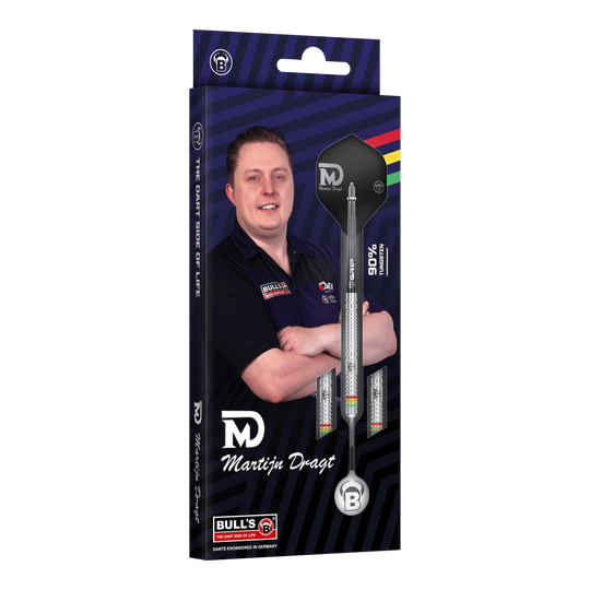 Die Abbildung zeigt die Verpackung der "Bulls Martijn Dragt Steeldarts - 24g". Auf der Schachtel ist ein Bild von Martijn Dragt sowie die abgebildeten Steeldarts zu sehen.