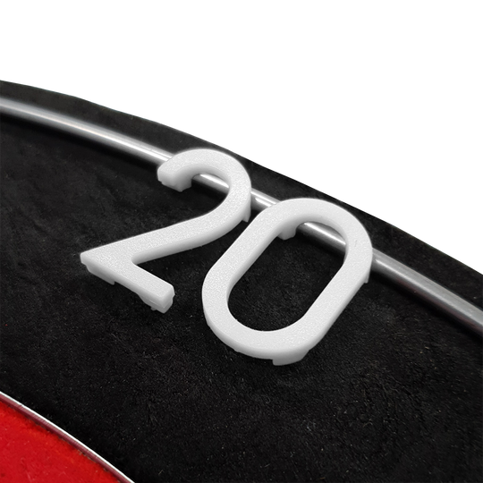 Ring-Weiss_McDart_Dartboard_Ersatz-Zahlenring_Ersatznummern_Weiss_6 Auf dem Bild ist ein weißer Nummernring mit der Zahl "20" auf einem Dartboard zu sehen. Es handelt sich um ein Ersatz-Zahlenring-Produkt für Dartboards.