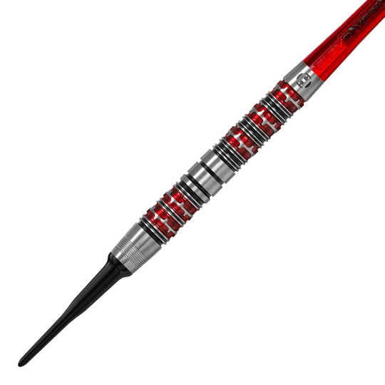 Fléchettes souples Damon Heta Series 3 de Harrow Dies ist ein Harrows Damon Heta Series 3 Softdart. Der Dartpfeil hat ein silbernes Griffstück mit roten Akzenten und einer schwarzen Spitze.