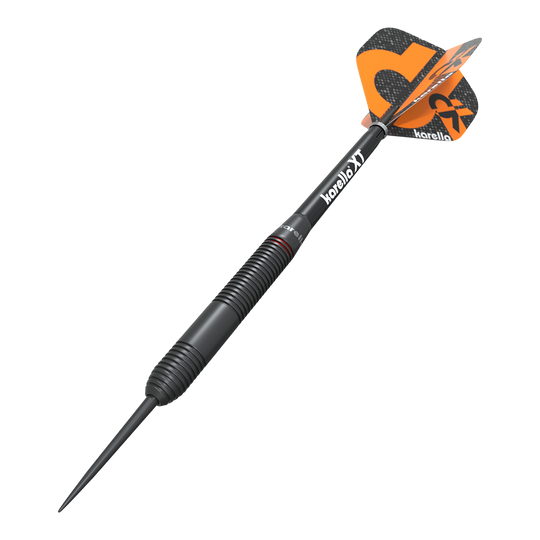Karella Daniel Klose fléchettes en acier Das Bild zeigt einen Karella Daniel Klose Steeldart. Der Dartpfeil ist schwarz mit orangem Flights und hat ein modernes Design.