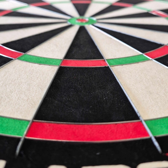 Das Bild zeigt das Produkt Winmau Blade X ProCore Steeldartboard. Dies ist eine hochwertige Steeldart-Dartscheibe für ambitionierte Spieler.