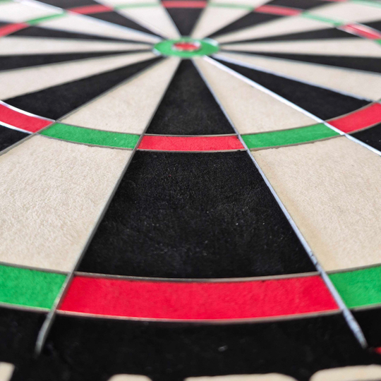 Cible de fléchettes en acier Winmau Blade X ProCore Das Bild zeigt das Produkt Winmau Blade X ProCore Steeldartboard. Dies ist eine hochwertige Steeldart-Dartscheibe für ambitionierte Spieler.