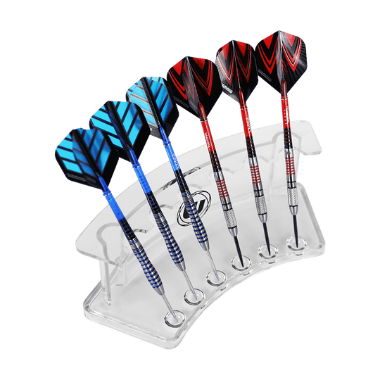 8435_Winmau_Wave_Dart_Display_Stand_1 Das Bild zeigt den Winmau Wave Dart Display Stand mit sechs aufgestellten Darts. Drei Darts haben blaue Flights, die anderen drei rote Flights.