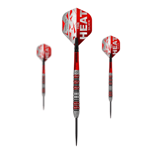 Fléchettes en acier Damon Heta Series 3 de Harrow Auf dem Bild sind drei Steeldarts des Produkts "Harrows Damon Heta Series 3" zu sehen. Die Darts haben rote und silberne Designs mit der Aufschrift "THE HEAT" auf den Flights.