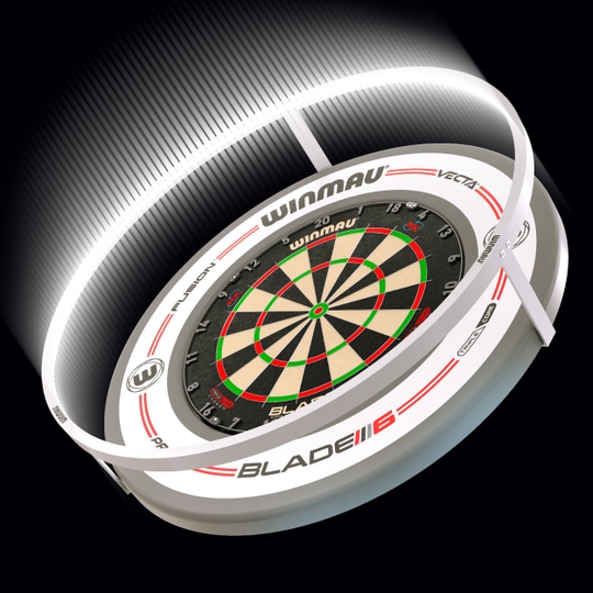 Das Bild zeigt das Winmau Plasma Ice LED Beleuchtung und Surround Bundle mit einer beleuchteten Dartscheibe. Die helle LED-Leiste sorgt für eine optimale Ausleuchtung beim Dartspielen.