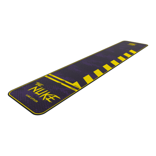 Target Luke Littler Le tapis de fléchettes Nuke Auf dem Bild ist der "Target Luke Littler The Nuke Dartteppich" zu sehen. Der Teppich ist überwiegend lila mit gelben Akzenten und Markierungen gestaltet.