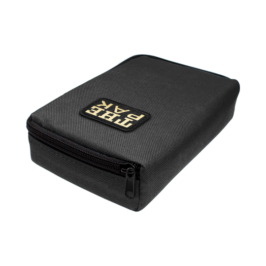 Auf dem Bild ist das Produkt „The Pak Dartcase“ zu sehen. Es handelt sich um ein schwarzes Etui mit Reißverschluss und Logo auf der Oberseite.