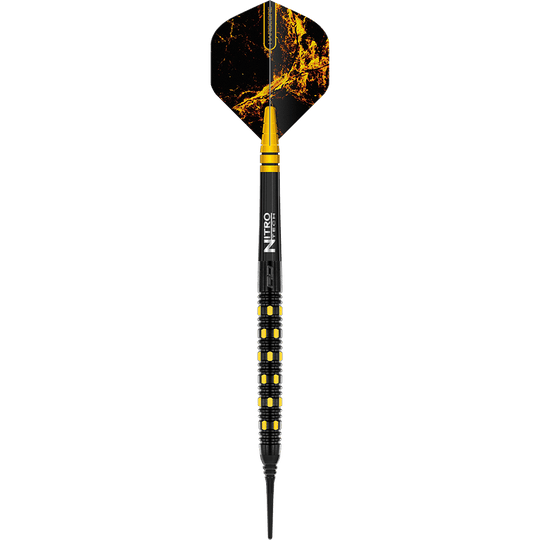 RD2386_Red_Dragon_Nirvana_Softdarts_1KCY0EU4m61xFl Das Bild zeigt einen Red Dragon Nirvana Softdart mit 20 Gramm Gewicht. Der Dart ist schwarz mit gelben Akzenten und hat eine auffällige gelb-schwarze Flugfeder.