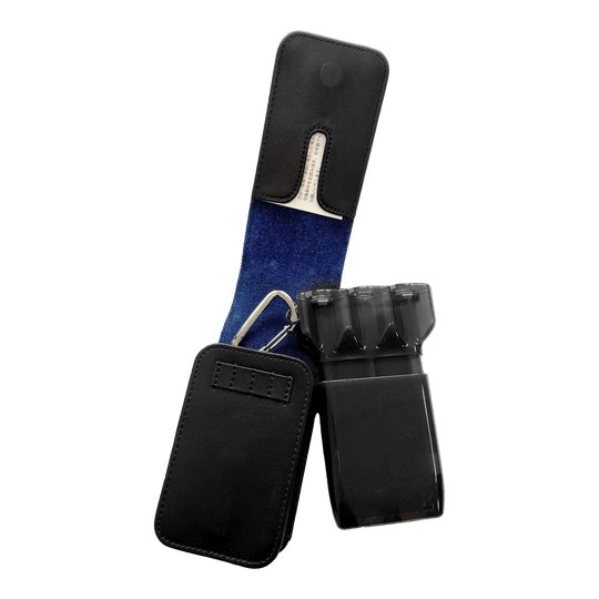 Étui à fléchettes en denim Cameo Acento Auf dem Bild ist ein schwarzes Dart-Etui mit blauem Innenfutter zu sehen. Das Etui ist geöffnet und zeigt einen darin befindlichen schwarzen Behälter für Darts.