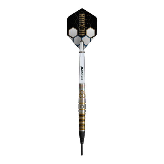 Fléchettes souples Unicorn Hexium Style 03 Or et Noir - 23 g Das Bild zeigt die Unicorn Hexium Style 03 Gold & Black Softdarts mit 23g Gewicht. Die Darts sind in den Farben Gold und Schwarz gestaltet.