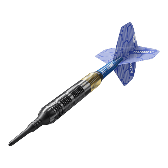 Fléchettes souples en laiton Target Josh Rock - 18 g Das Bild zeigt einen Target Josh Rock Brass Softdart mit einem Gewicht von 18 Gramm. Der Dart hat eine messingfarbene und schwarze Spitze sowie blaue Flights mit einem Muster.