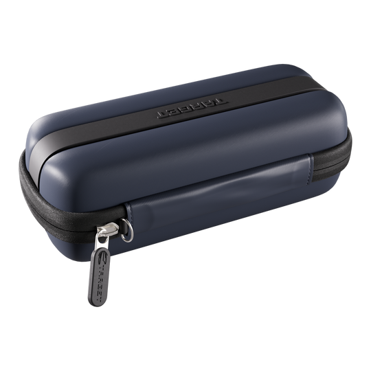 Das Foto zeigt ein Target BOA Dartcase in Navy und Dunkelgrau. Es schützt und organisiert Dartpfeile und Zubehör.