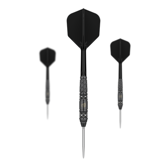 Fléchettes en acier Target Japan Black Marque Dragon GEN2 Swiss Point Das Bild zeigt drei schwarze Steeldarts aus der Serie "Target Japan Black Marque Dragon GEN2 Swiss Point". Die Dartpfeile bestehen aus einem schwarzen Shaft, schwarzen Flights und einer silbernen Spitze.