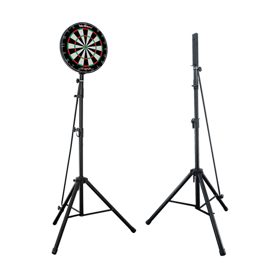 1702_McDart_Hybrid_2_Pro_Dartboardst-nder_2 Das Bild zeigt den McDart Hybrid Pro Tripod Dartboardständer, einmal mit Dartboard und einmal ohne Dartboard. Der Ständer besteht aus einem stabilen, schwarzen Dreibein-Stativ.