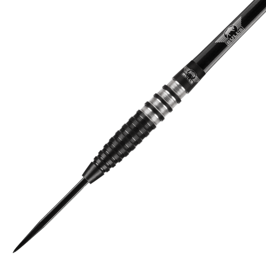 Fléchettes Bulls NL Lightning en acier noir Das Bild zeigt einen schwarzen Steeldart der Marke Bulls NL mit gerilltem Griff. Die Spitze und der Schaft sind ebenfalls schwarz, und das Bulls-Logo ist auf dem Schaft zu sehen.