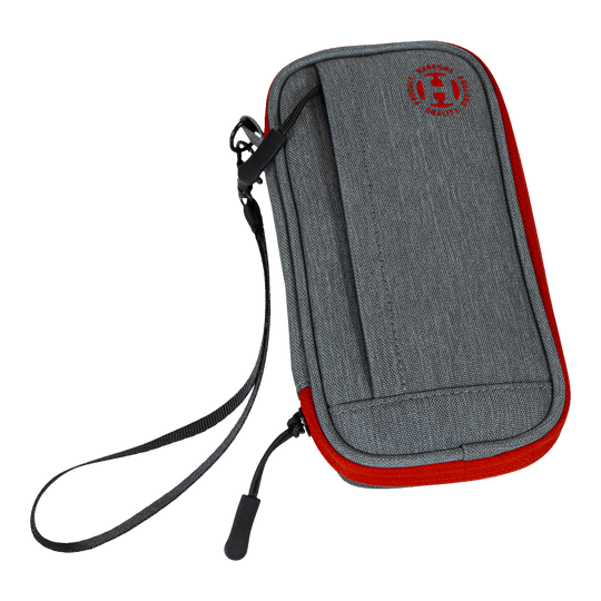 Étui intelligent Harrows pour fléchettes Das Bild zeigt ein graues Dart-Etui mit roten Akzenten und einer schwarzen Handschlaufe. Auf der Vorderseite befindet sich ein rundes Logo in Rot.