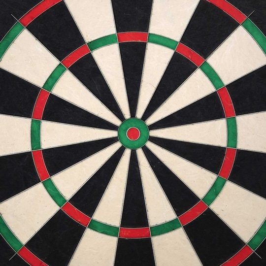 Cible de fléchettes en acier Mission Samurai Infinity Das Bild zeigt das Produkt "Mission Samurai Infinity Steeldartboard". Die Dartscheibe hat ein klassisches Design mit schwarzen, weißen, roten und grünen Segmenten.
