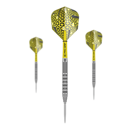 Das Bild zeigt drei Target Bolide 01 Swiss Point Steeldarts mit gelben Flights und silbernen Spitzen. Die Darts haben einen auffälligen, schwarz-gelben Aufdruck und einen silbernen, geriffelten Schaft.