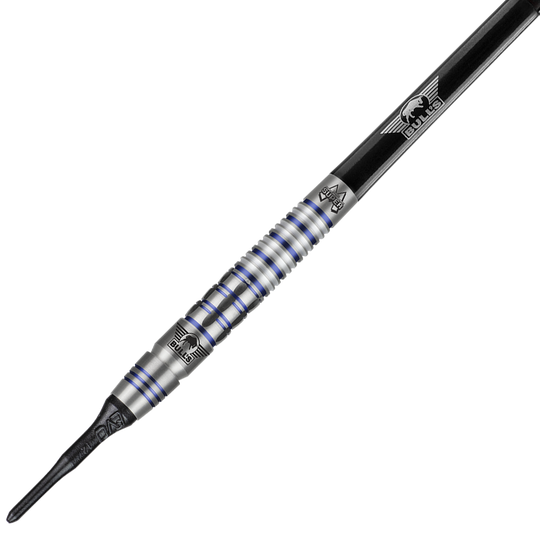 BU27718_BullsNL_Mario_Vandenbogaerde_90_Softdarts_2 Das Bild zeigt einen Softdart namens "Bulls NL Mario Vandenbogaerde 90% Softdarts - 20g". Der Dart hat ein silbernes Barrel mit blauen Ringen und schwarzen Elementen.