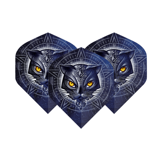 Vols standard Alchemy Star Of Ailouros No2 Das Bild zeigt drei Dart-Flights mit einem mystischen Katzenkopf-Design und leuchtend gelben Augen. Im Hintergrund sind geometrische Muster und kreisförmige Symbole zu sehen.