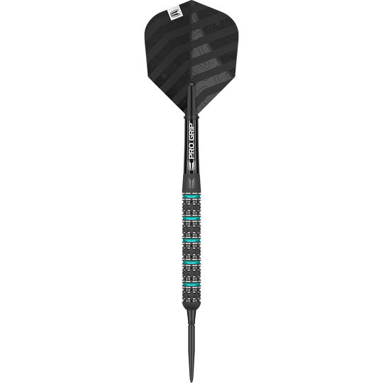 190209_Target_Rob_Cross_Black_Edition_2023_Swiss_Point_Steeldarts_17JmjrF73rsYSe Das Bild zeigt einen schwarzen Steeldart mit einem strukturierten Griff und türkisfarbenen Akzenten. Auf dem Schaft steht "PRO GRIP" und die Flights sind ebenfalls in Schwarz gehalten.