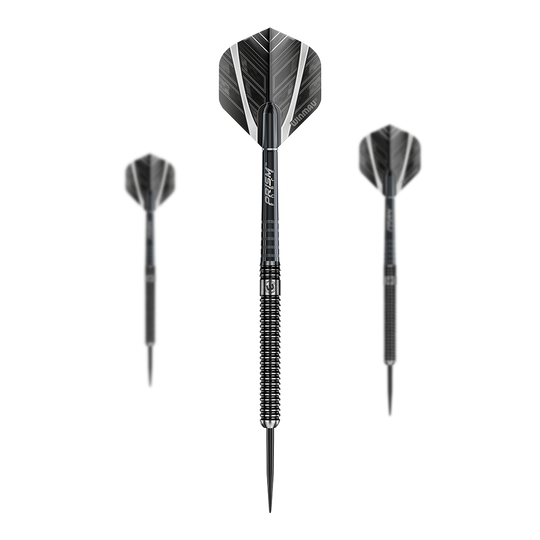 Fléchettes en acier Winmau Blackout Variant 1 Auf dem Bild sind drei schwarze Steeldarts mit silbernen Akzenten zu sehen. Die Darts sind in einer Reihe mit einem Dart in der Mitte und jeweils einem Dart links und rechts angeordnet.