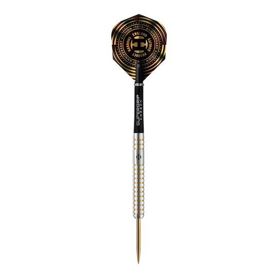 Édition anniversaire de Harrows Les Steeldarts originaux Das Bild zeigt einen Harrows Anniversary Edition The Original Steeldart mit silbernem Schaft und goldenen Akzenten. Das Dartflight ist schwarz-gold gestaltet und trägt einen Jubiläumsaufdruck.