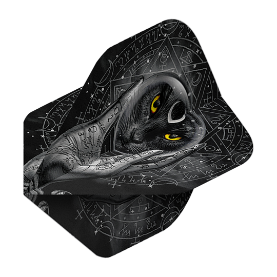 Vols standard en verre Alchemy Grimalkins n°2 Das Bild zeigt ein Dartflight mit einem schwarzen Katzenmotiv und leuchtend gelben Augen. Im Hintergrund sind mystische Symbole und eine beschriebene Hand zu sehen.