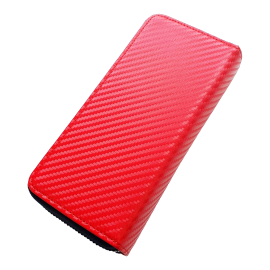Das Bild zeigt ein rotes Etui mit einer strukturierten Oberfläche. Es liegt auf einem schwarzen Hintergrund.