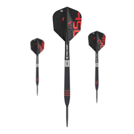 Fléchettes en acier à pointe suisse noire Target Nathan Aspinall Das Bild zeigt drei schwarze Steeldarts mit roten Akzenten und der Aufschrift "Pro Grip" auf dem Schaft. Die Flights sind ebenfalls schwarz mit roten Details und geometrischem Design.