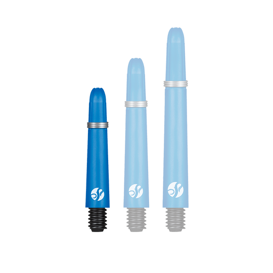 Tiges en carbone Shot Koi - Bleues Auf dem Bild sind drei blaue Dartschäfte in verschiedenen Längen zu sehen. Sie haben schwarze Gewinde und silberne Ringe.