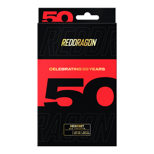 Coffret de 3 fléchettes en acier Hexose de la collection Red Dragon 50 ans - 25 g Das Bild zeigt die Red Dragon 50 Year Collection Hexoset 3 Steeldarts - 25g. Diese Darts sind eine limitierte Edition zum 50-jährigen Jubiläum.