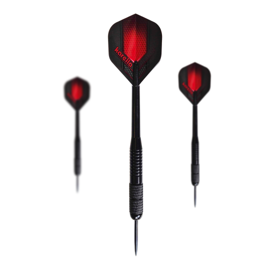 Fléchettes en acier Karella en laiton noir - 21 g Das Bild zeigt die Karella Black Brass Steeldarts mit einem Gewicht von 21g. Es handelt sich um ein Set schwarzer Steeldarts.
