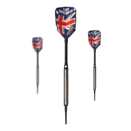 Fléchettes souples McDart 85 Tungstène V8 - 18,5 g Auf dem Bild sind drei Softdarts des Modells "McDart 85er Tungsten V8" mit einem Gewicht von 18,5g zu sehen. Die Flights zeigen das Design der australischen Flagge mit der Aufschrift "Team Australia".