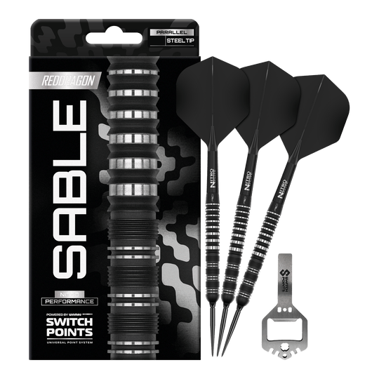 Fléchettes en acier Red Dragon Sable Parallel Switch Point Zu sehen ist das komplette Set der Red Dragon Sable Parallel Switch Point Steeldarts. Drei Darts und Zubehör liegen nebeneinander.