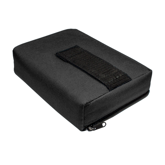 Das Bild zeigt das Produkt "The Pak Dartcase". Es ist ein schwarzes, rechteckiges Etui mit einem Reißverschluss und einer Schlaufe auf der Oberseite.