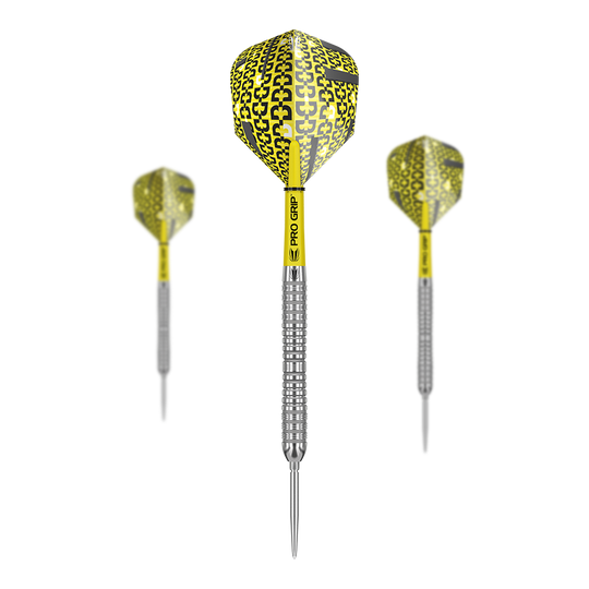 Target Bolide 04 fléchettes en acier Swiss Point Das Bild zeigt drei Steeldarts des Modells "Target Bolide 04 Swiss Point" mit gelb-schwarzen Flights. Die Darts haben einen silbernen, geriffelten Schaft und gelbe "Pro Grip" Stiele.